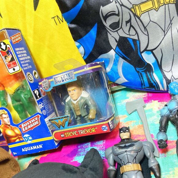 DC COMICS TOY MIXED LOT - BATMAN - AQUAMAN - WONDER WOMEN - COLLECTIBLES - Picture 3 of 12